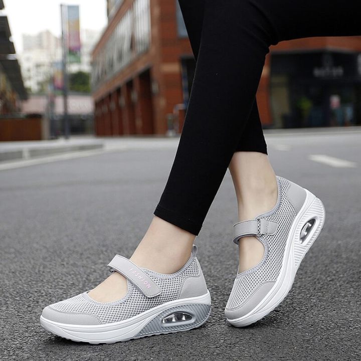 STRETCHABLE BREATHABLE LIGHTWEIGHT WALKING SHOES