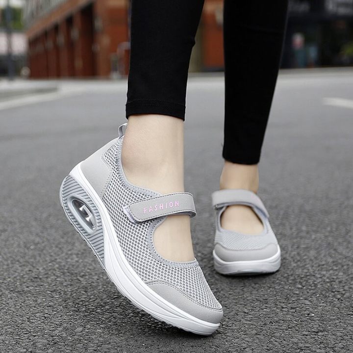 STRETCHABLE BREATHABLE LIGHTWEIGHT WALKING SHOES